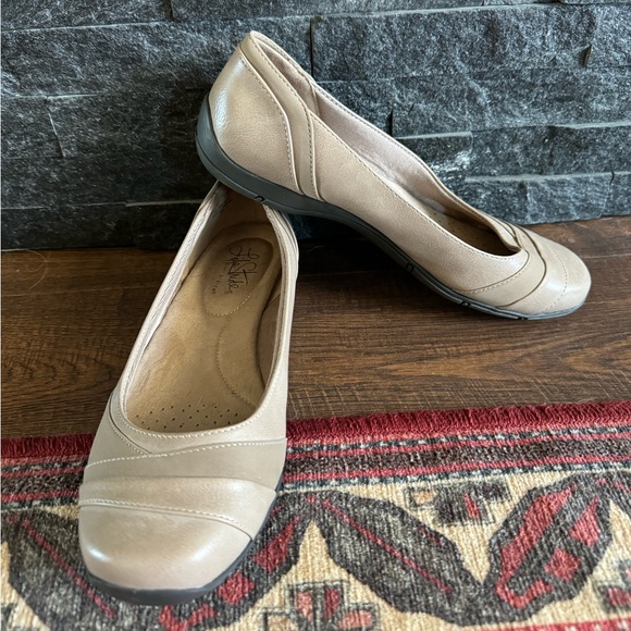 LifeStride nude/beige flats, size 7 - Picture 1 of 4